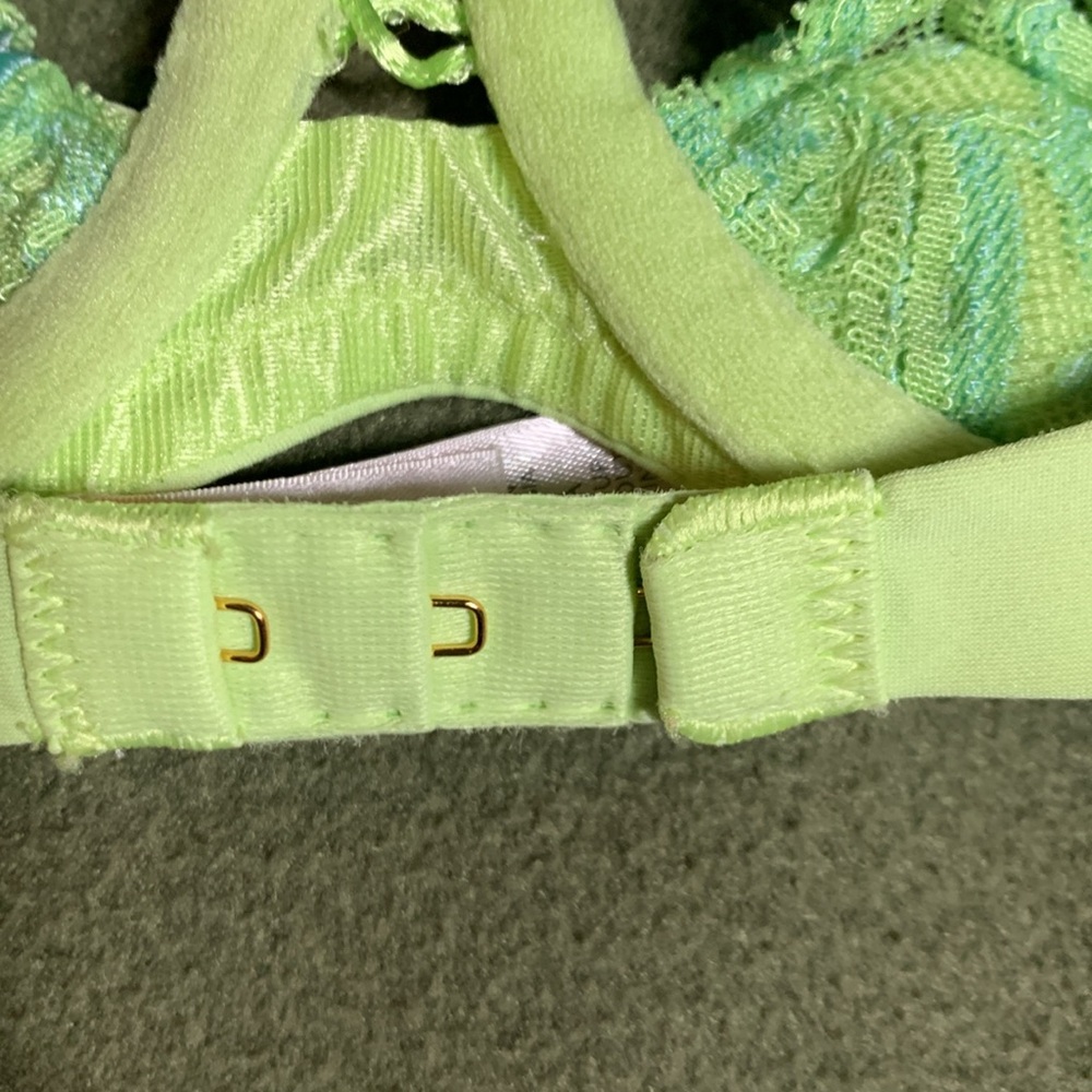 Victoria’s Secret Very Sexy green bra with lace details.  Size 34A - Picture 5 of 7
